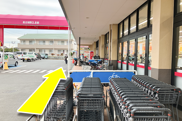 店舗前を横切り50mほど歩きます。