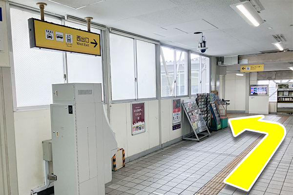 古市駅の改札を出て右側（西出口）の階段を降ります。