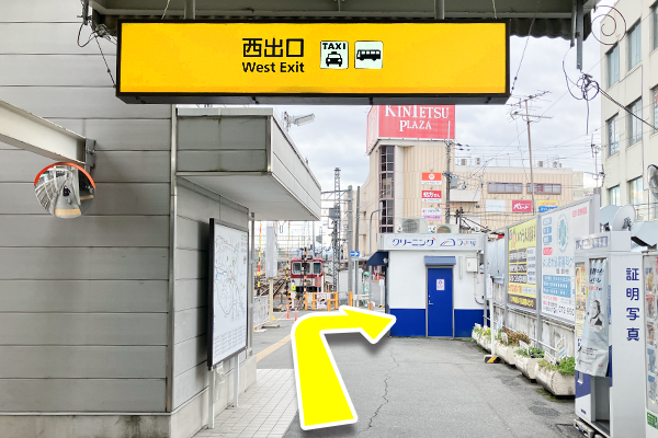 階段を降りて少し進み踏切がある道を右に曲がります。