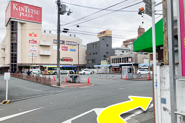 右に曲がった後に500m以上直進します。