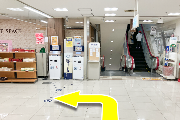 イズミヤに入ると正面にエスカレーターがあるので、そこを左に曲がります。