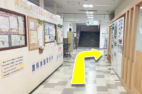 階段の前の通路を右折します。