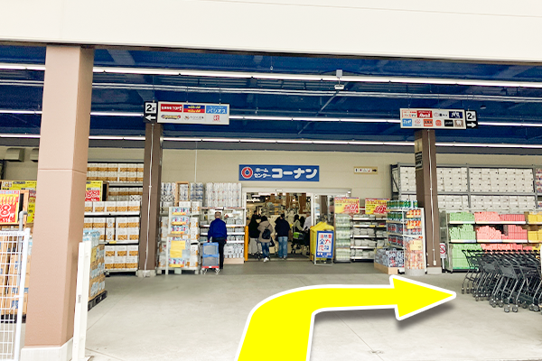 店舗入口手前を右折してください。