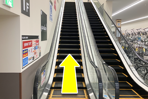 エスカレーターを上がってください。