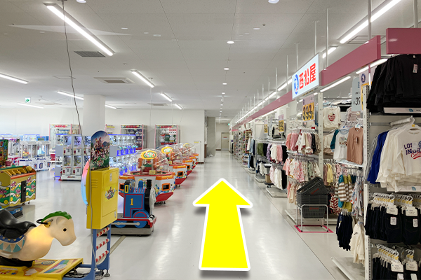 上がり終えたら右側に進んでください。