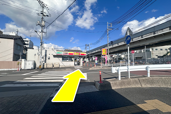 駅前の横断歩道を渡り、デイリーヤマザキ横をまっすぐ進みます。