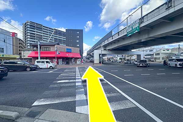 府中インター前交差点をまっすぐ進みます。

