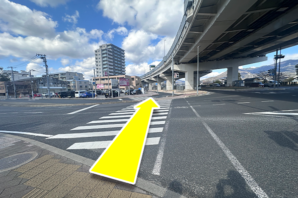 コインパーキングがある交差点もまっすぐ進みます。