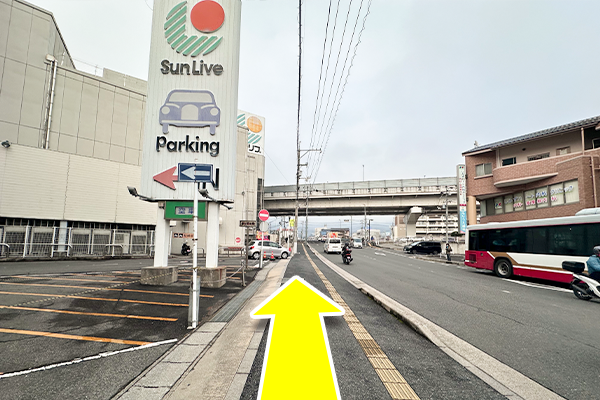 サンリブ府中駐車場が左手に見えてきます。