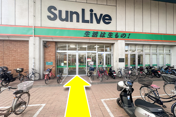 サンリブスーパー入り口から入店します。