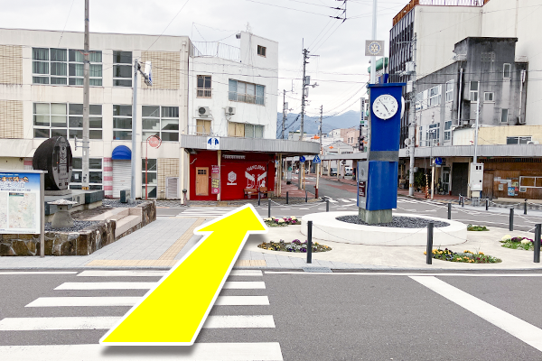 鴨島駅を出てロータリー中心を通りそのまま直進します。