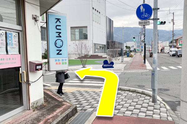 ２つ目の信号で吉野川市民プラザ側へ渡り左へ曲がります。