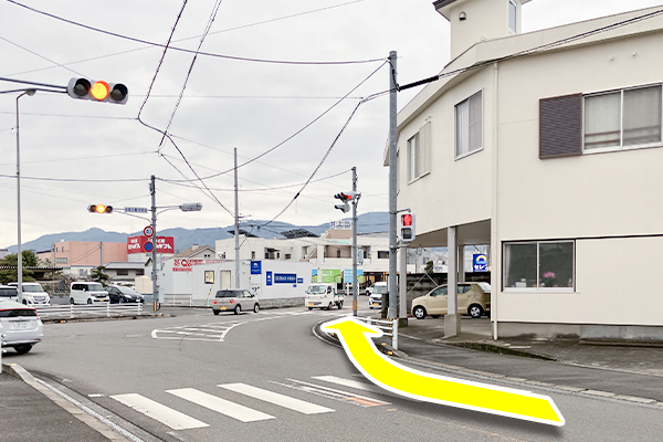１つ目の信号で右に曲がります。