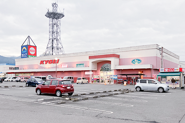 キョーエイ セレブ鴨島店がございます。