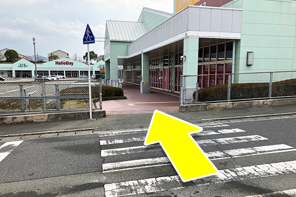 横断歩道を渡り『西松屋』『ダイソー』がある敷地へ向かいます。