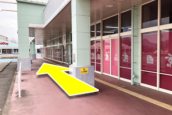 『西松屋』側の店舗沿いを直進します。