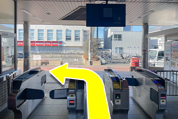 西武線「恋ヶ窪」駅の改札を出たら左に曲がり、突き当りを左に曲がります。