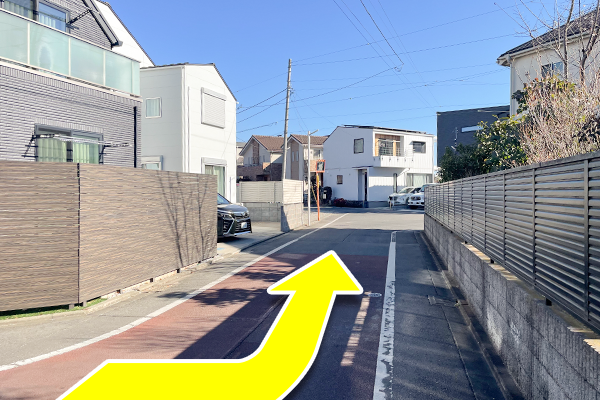 突き当たりまで進むと、T字路なっているので左に曲がり進みます。