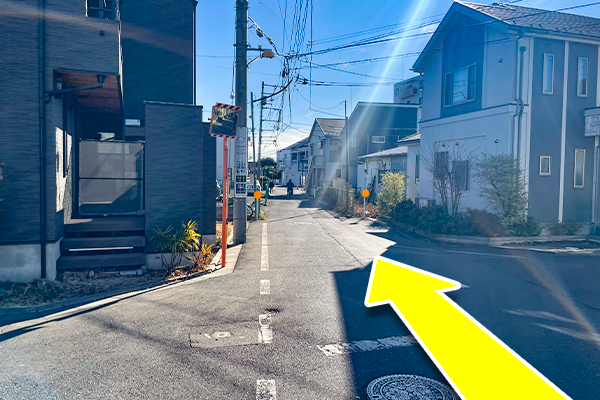 またすぐ別れ道があるので右手の道に進み、直進します。