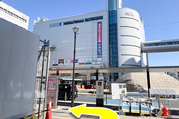駅前ロータリーがみえたら左手に曲がります。