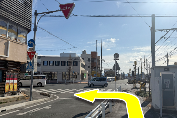 出てすぐの横断歩道を左に曲がります。