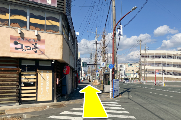 コッコ亭の横を通り真っ直ぐ進みます。