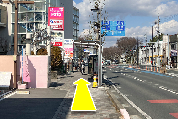 「豊川体育館前」バス停まで進みます。