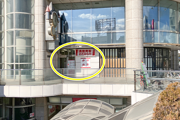 左手にプリオの建物があり、1階「からくり時計」下におたからや豊川プリオ店がございます。