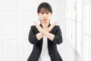 バツを作る女性