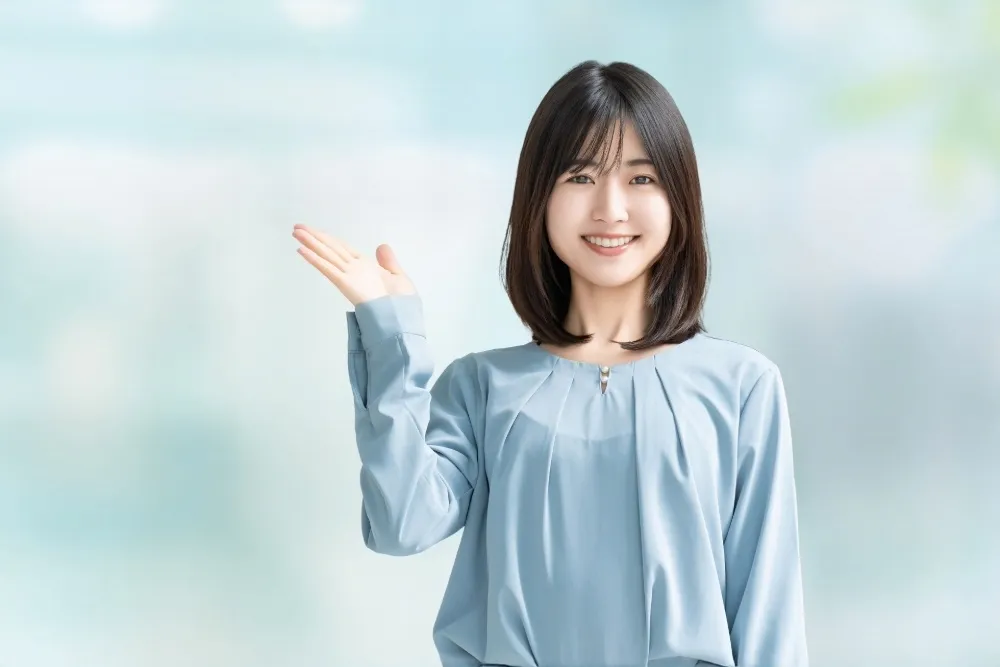 案内する女性
