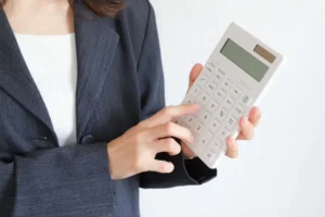 電卓を使う女性