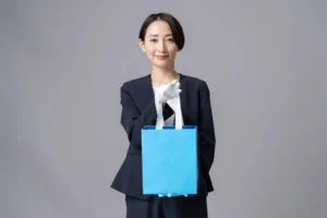 紙袋を渡す女性