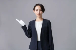 案内する女性