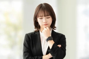 悩む女性