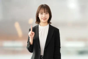 指を立てる女性