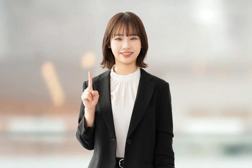 指を立てる女性