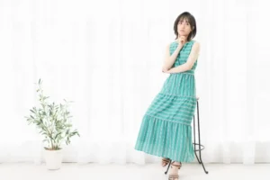 考える女性