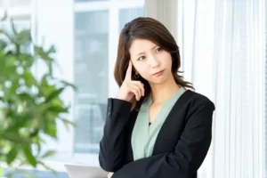 考える女性