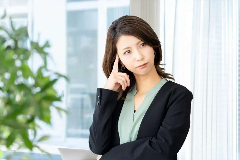 考える女性