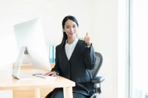 指を立てる女性