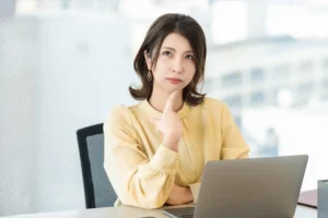 考える女性