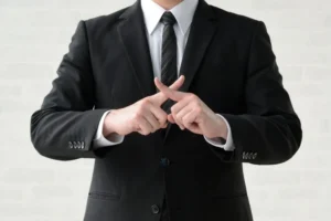 ばつ印を出す男性