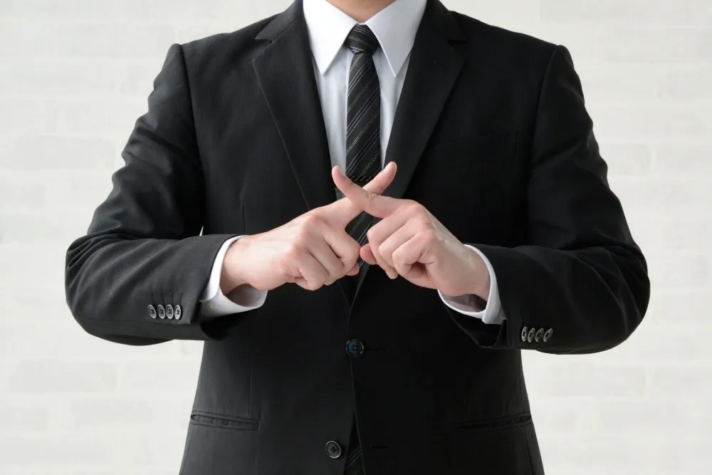 ばつ印を出す男性