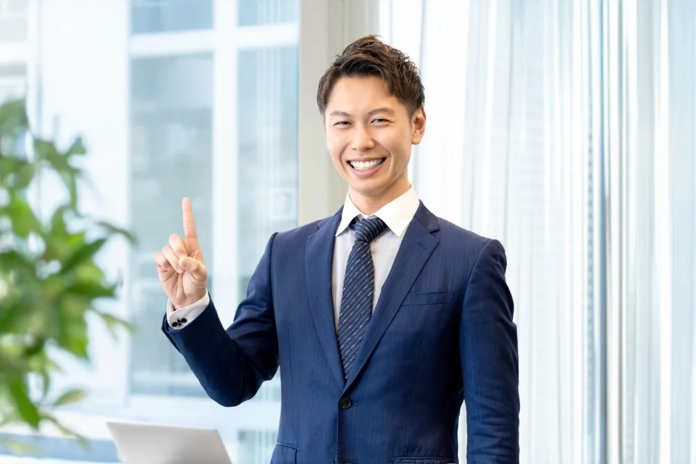 指を立てる男性