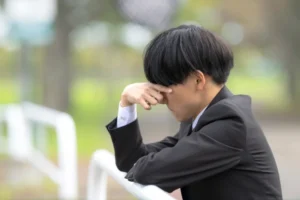 悩む男性