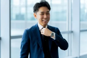 時計をつけて笑顔の男性
