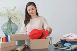 服を詰める女性