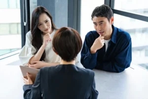 話をする三人の人