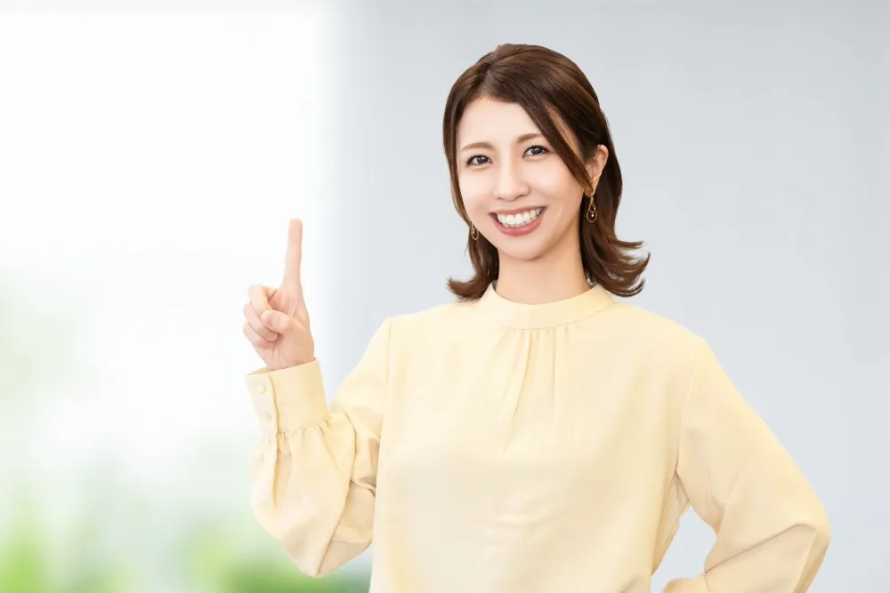 指を立てる女性