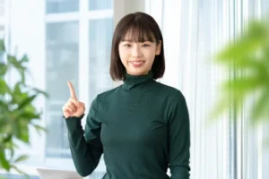 指を立てる女性